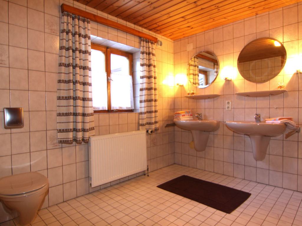 Das Badezimmer in der Ferienwohnung I im Haus Lohner
